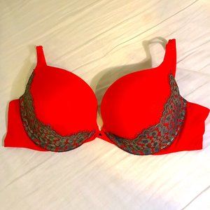NWOT Victoria’s Secret | Very Sexy Red Push Up Bra with Gold Lace